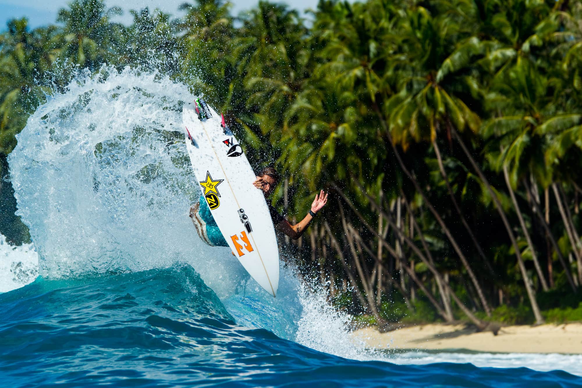 Серфинг на бали. Бали Индонезия серфинг. Вейксерфинг на Бали. Сёрфинг на Бали. Серферы на Бали.
